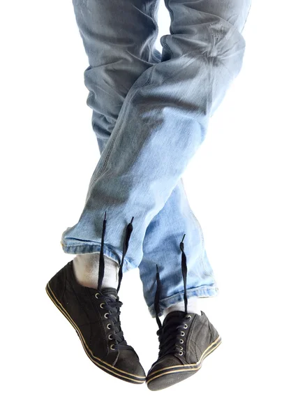 Pernas em jeans e tênis sujos — Fotografia de Stock
