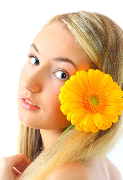 Junge Frau mit einer Blume — Stockfoto