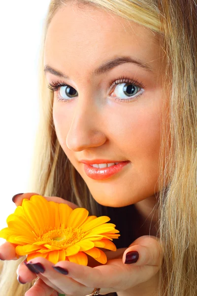 Mujer joven con una flor — Foto de Stock