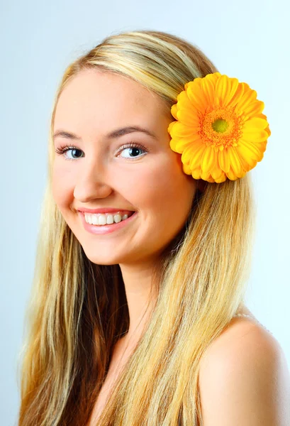 Schöne junge blonde Frau — Stockfoto