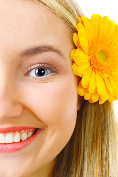 幸せな金髪の女性の花と — ストック写真