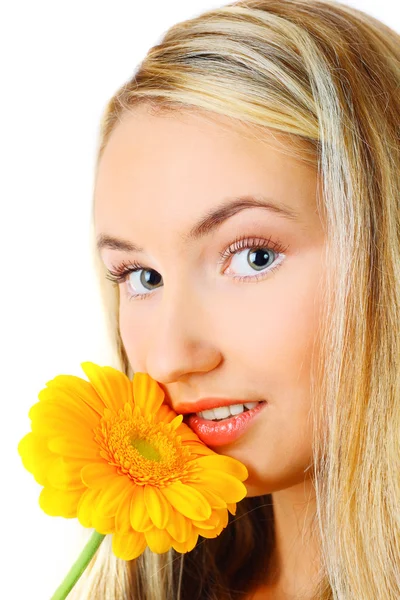 Mujer joven con una flor — Foto de Stock