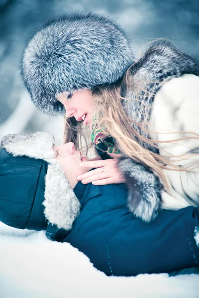 Молодая пара на улице зимний портрет — стоковое фото