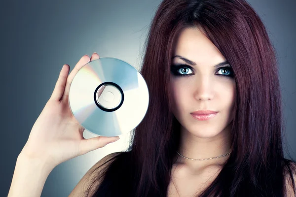 Молодая женщина с CD — стоковое фото