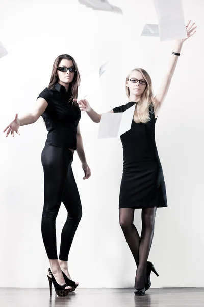 Twee jonge vrouwelijke ondernemers — Stockfoto