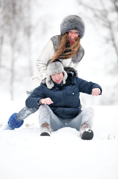 Jovem casal ao ar livre diversão — Fotografia de Stock