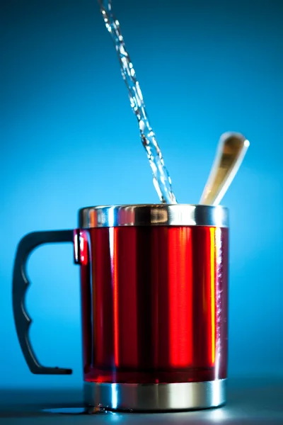 흐르는와 현대 컵 물 — 스톡 사진