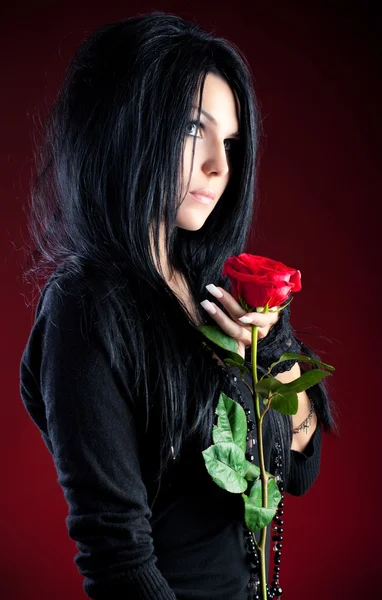 Goth γυναίκα με κόκκινο τριαντάφυλλο — Φωτογραφία Αρχείου