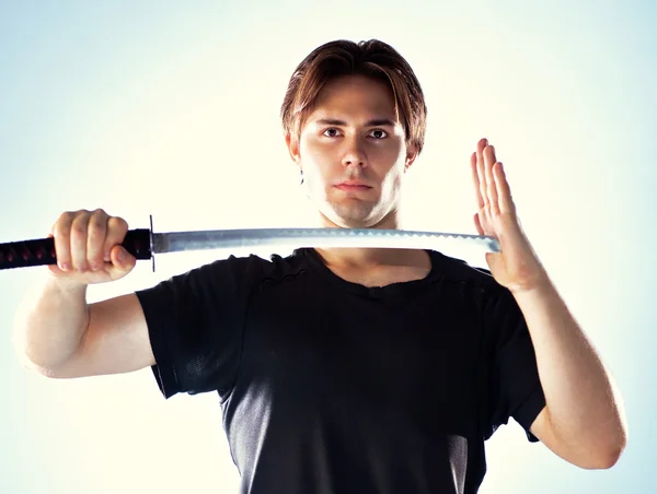 Mann mit Samurai-Schwert — Stockfoto