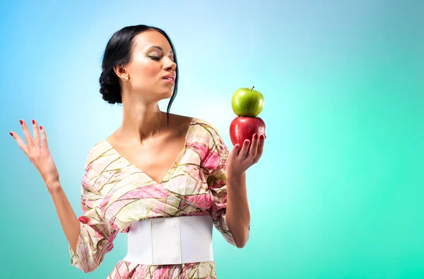 Νεαρή γυναίκα με δύο μήλα — Φωτογραφία Αρχείου