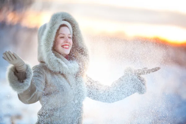 Kvinnan som kastar upp snön — Stockfoto