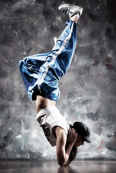 Mladá žena tanečnice — Stock fotografie