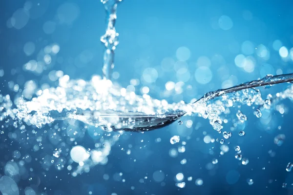 Water stroomt op lepel — Stockfoto