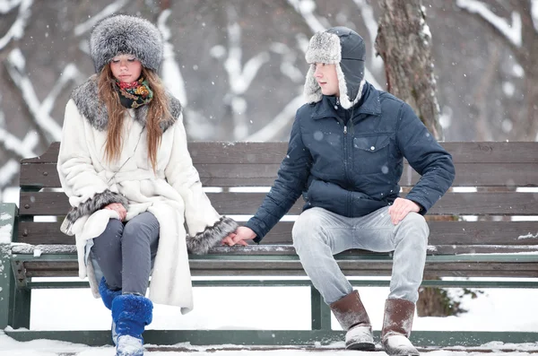 若いカップルのベンチに座っています。 — ストック写真