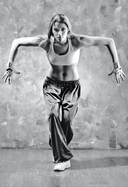 Νεαρή γυναίκα χορεύτρια — Φωτογραφία Αρχείου