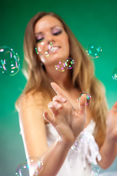 Jeune femme de mode avec bulles de savon — Photo
