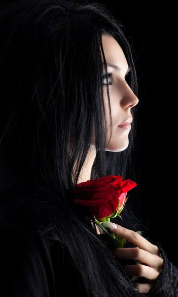 Brunette gothique femme avec rose portrait — Photo