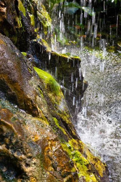 Mały wodospad widok zbliżenie — Zdjęcie stockowe