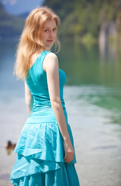 Młoda blond kobieta w niebieska sukienka — Zdjęcie stockowe