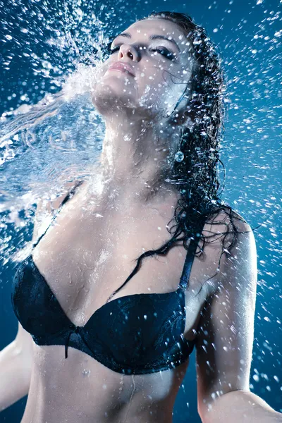 Вода течет по лицу женщины — стоковое фото