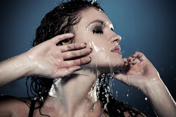 Wasser fließt auf das Gesicht der Frau — Stockfoto