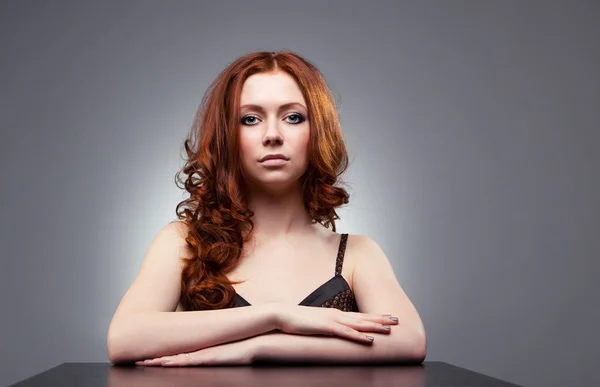 Ung kvinna med rött hår porträtt — Stockfoto