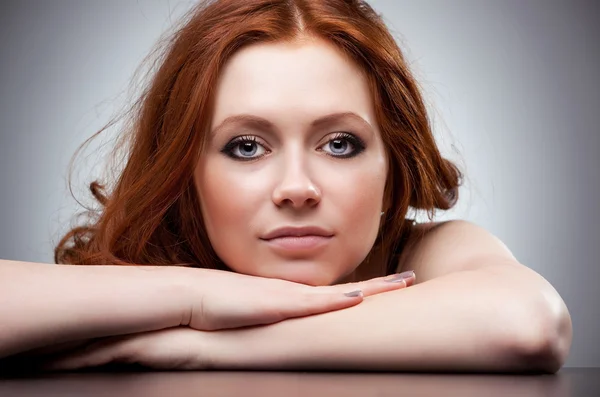 Mladá žena s červenými vlasy portrét — Stock fotografie