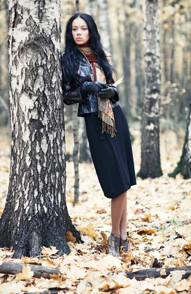 Slanke brunette vrouw in een park — Stockfoto