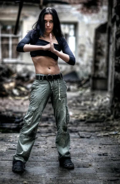 Jonge sterke vrouw in verwoeste gebouw — Stockfoto