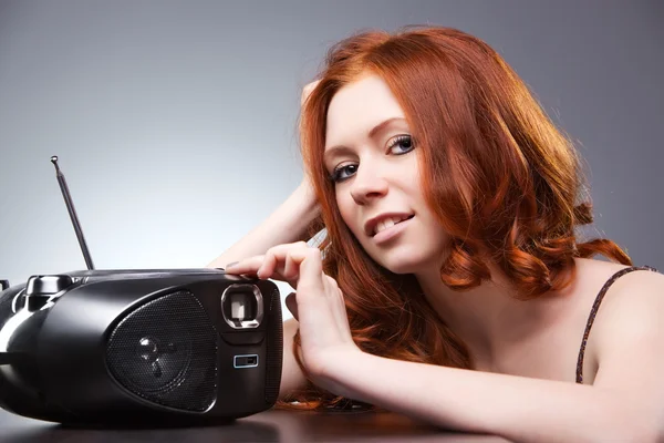 Молодая женщина слушает радио — стоковое фото