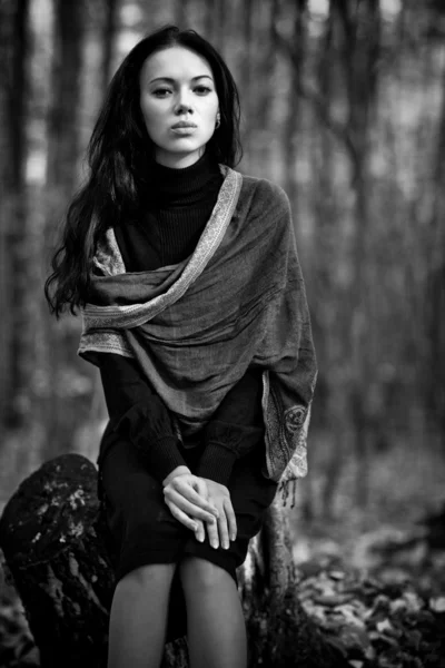 Młoda kobieta w lesie — Zdjęcie stockowe