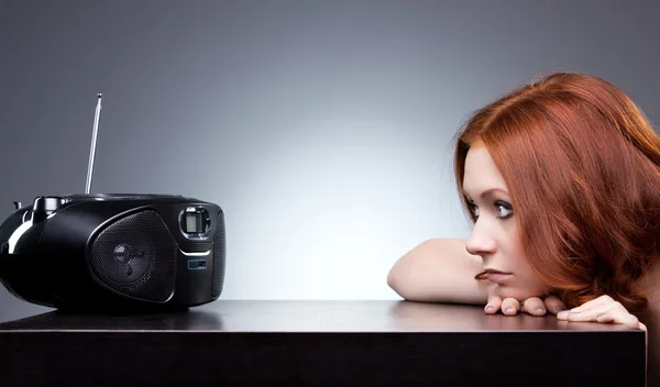 Молодая женщина слушает радио — стоковое фото