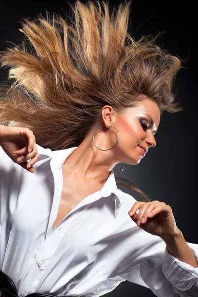 Kobieta z fruwające włosów — Zdjęcie stockowe