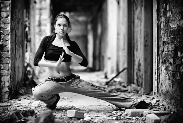 Mladá žena v zničené budově — Stock fotografie