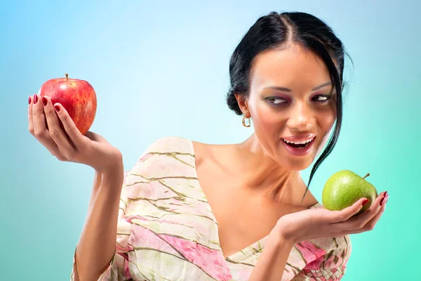 Mladá žena s dvěma jablka — Stock fotografie