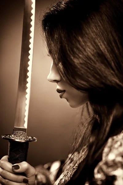 サムライの刀を持つ若い女 — ストック写真