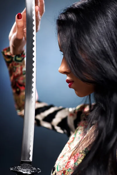 サムライの刀を持つ若い女 — ストック写真