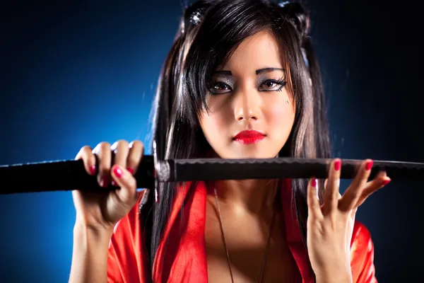 Jovem mulher japonesa com espada samurai — Fotografia de Stock