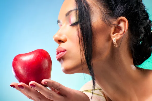 사과를 든 젊은 여자 — 스톡 사진