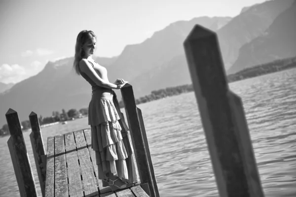 Genç kadın bir iskele üzerinde — Stok fotoğraf
