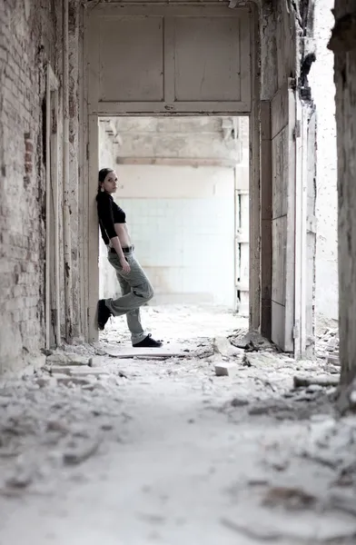 Jeune femme dans un immeuble en ruine — Photo