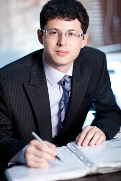 Retrato de hombre de negocios joven —  Fotos de Stock