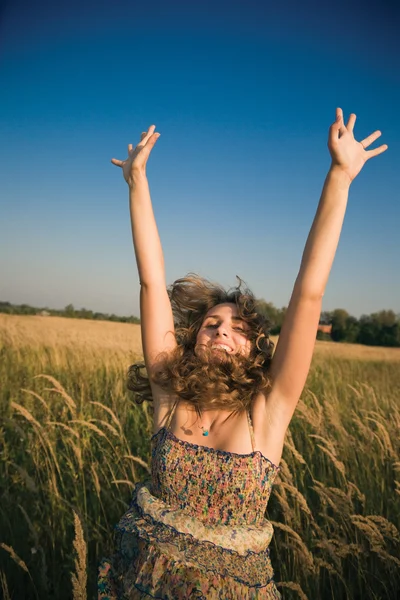 幸せジャンプ女性 — ストック写真