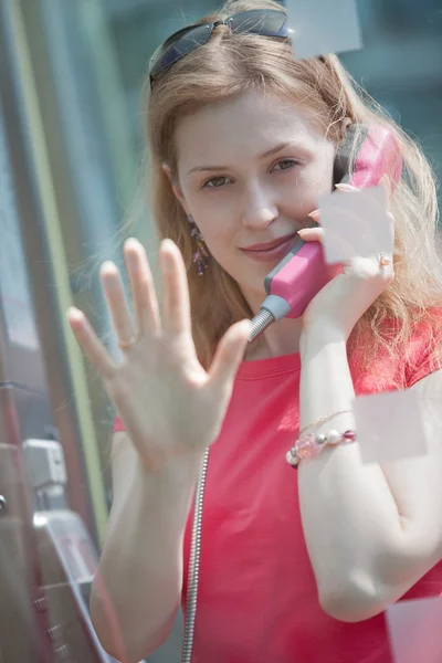 電話ボックスのカジュアルな若い女性 — ストック写真