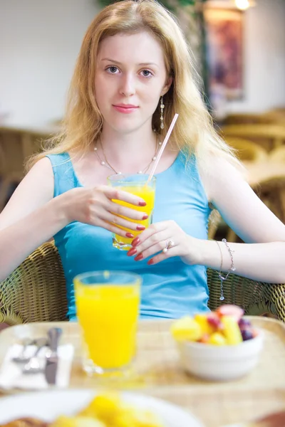 Молода жінка за кавою — стокове фото