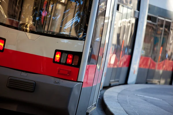 Modean tramvaj ve Vídni v Rakousku — Stock fotografie