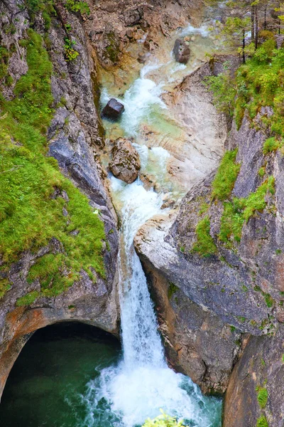 在阿尔卑斯山瀑布 — 图库照片