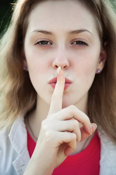 Jovem mulher mostrando sinal silencioso — Fotografia de Stock