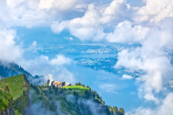 Szwajcarski krajobraz przez chmury — Zdjęcie stockowe