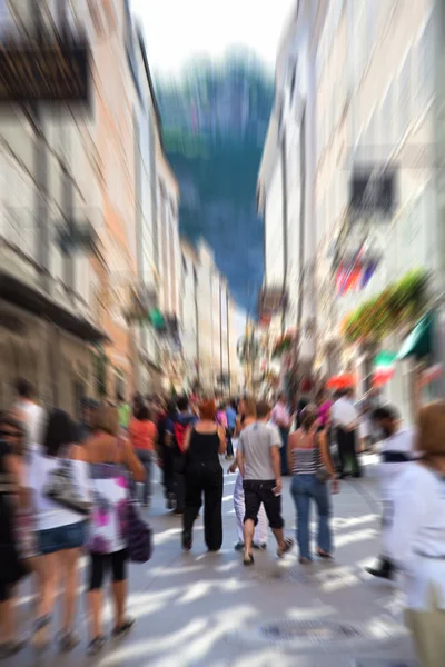 A város egy szűk utcai tömeg — Stock Fotó